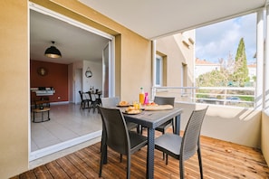 تناول الطعام بالخارج