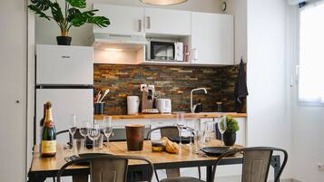 Een koelkast, een microgolfoven, een oven, een kookplaat