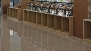 Varias máquinas expendedoras de café en el vestíbulo de un hotel.