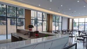 Un interior moderno con encimera de mármol, zona de estar y ventanas amplias.