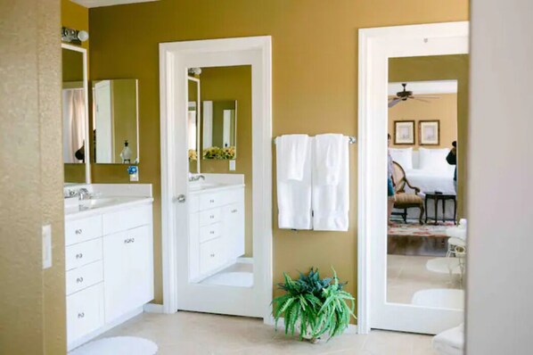 4 chambres, bureau, fer et planche à repasser, lit de bébé portatif