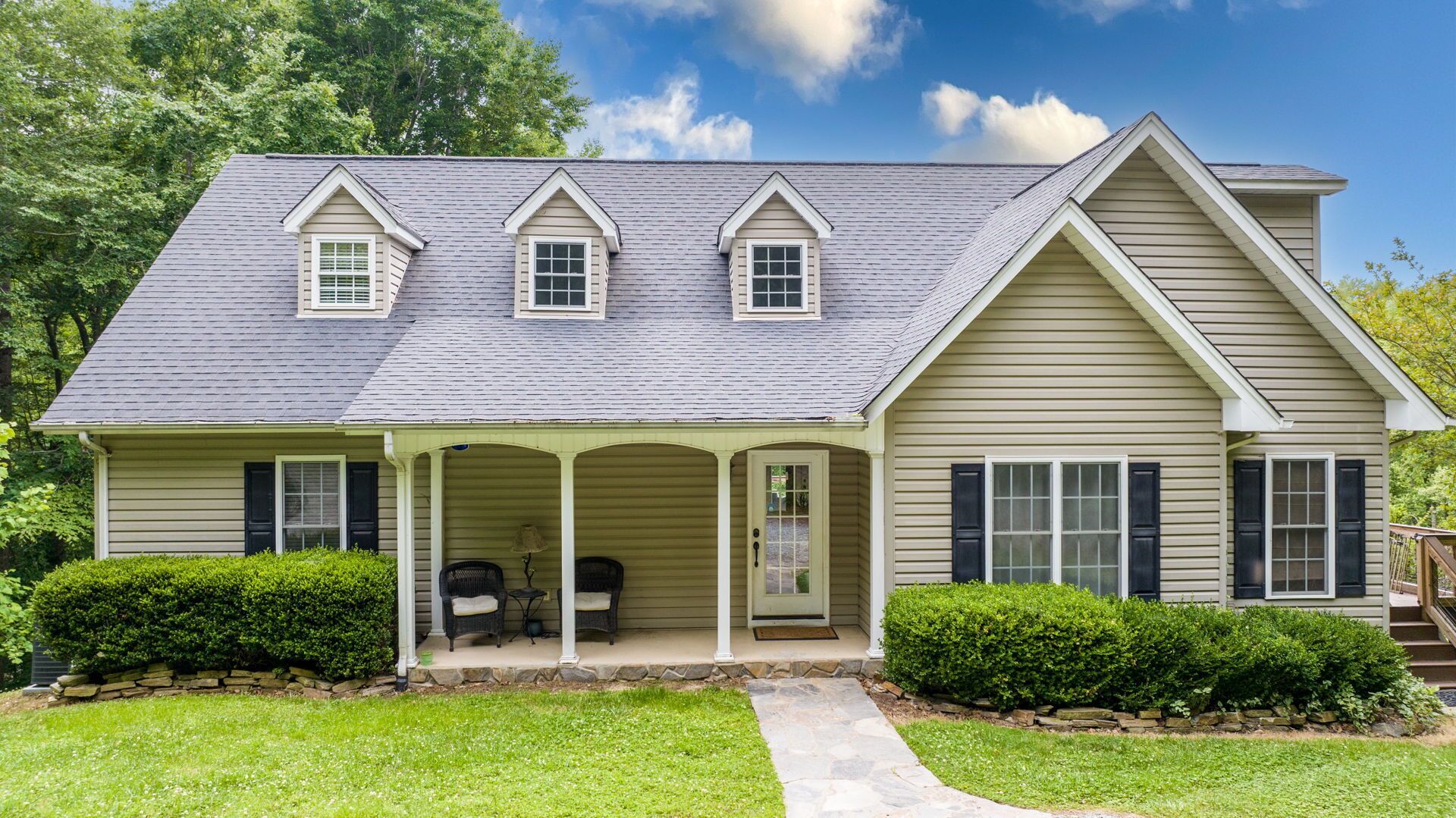 Spacious, Well-Appointed 6 Bedroom Hyco Lake House - Hot Tub - Great Views