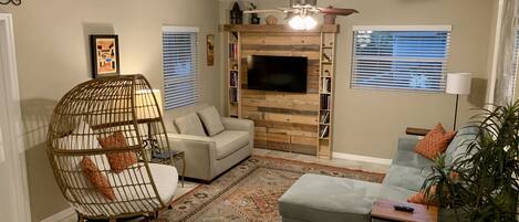 Een smart-tv, videogames, boeken en een stereo