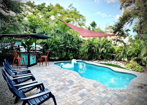 Bungalow w/ Heated Pool by Downtown & Beaches