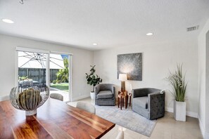Interior - Private heated pool, 2 miles from beach, King bed, 1/4 mile East of Manor Lanes (Wilton Manors)