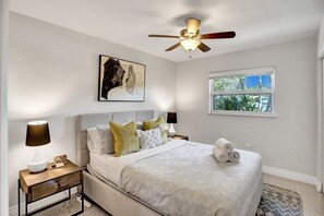 4 bedrooms, desk, iron/ironing board, free WiFi - Private heated pool, 2 miles from beach, King bed, 1/4 mile East of Manor Lanes (Wilton Manors)