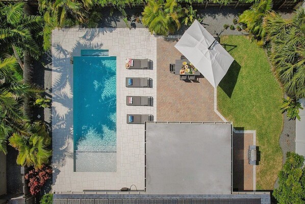 Outdoor pool, a heated pool, pool loungers - Private heated pool, 2 miles from beach, King bed, 1/4 mile East of Manor Lanes (Wilton Manors)