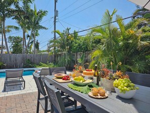 Outdoor dining - Private heated pool, 2 miles from beach, King bed, 1/4 mile East of Manor Lanes (Wilton Manors)