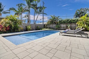 Outdoor pool, a heated pool, pool loungers - Private heated pool, 2 miles from beach, King bed, 1/4 mile East of Manor Lanes (Wilton Manors)