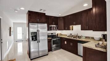 KylskÄp, mikrovÄgsugn, ugn och spishÀll