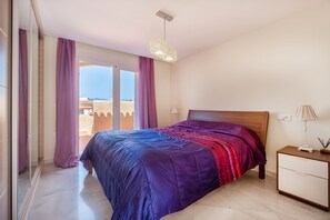 3 slaapkamers, een bureau, een strijkplank/strijkijzer, reisbedje