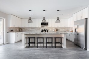 Frigorifero, microonde, forno, piano cottura