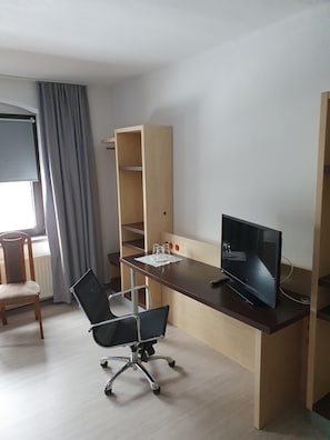 Habitación doble clásica, baño en la habitación, vista a la ciudad | Interior