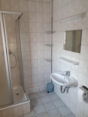 Classic-Doppelzimmer, mit Bad, Stadtblick | Badezimmer