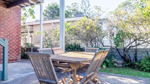 Outdoor dining - A stone's throw from Swan Lake.... (Swanhaven)