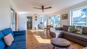 Living area - A stone's throw from Swan Lake.... (Swanhaven)