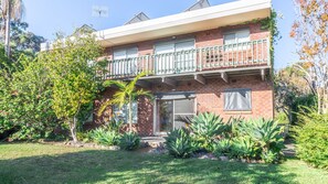 Exterior - A stone's throw from Swan Lake.... (Swanhaven)