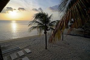 Sur la plage, sable blanc, chaise longue, serviettes de plage