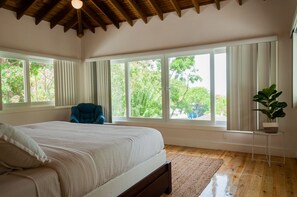 Deluxe Villa | In-room dining - Luna Beach (Roatan)