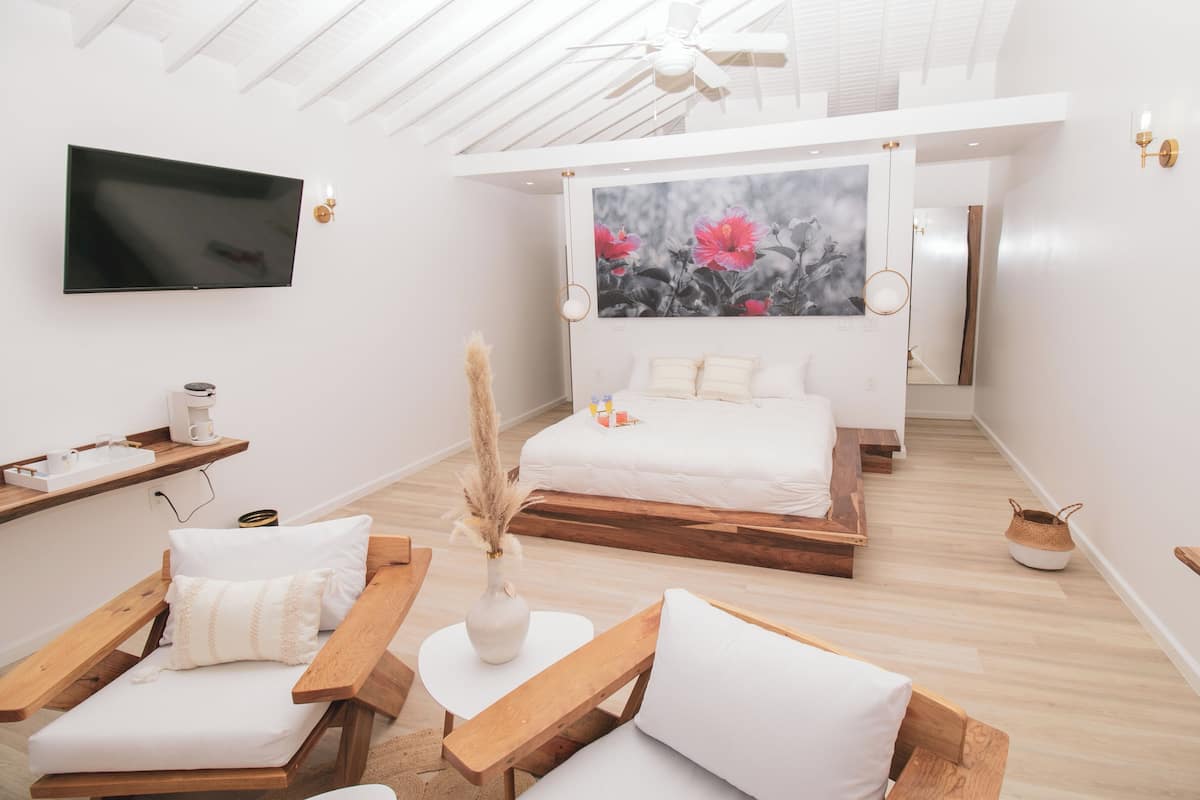 Suite estudio de lujo, 1 cama de matrimonio grande, vistas al mar, frente a la playa | Sábanas de algodón egipcio y ropa de cama de alta calidad
