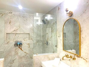Habitación Confort, 1 cama de matrimonio grande, no fumadores, vistas al jardín | Baño | Cabezal de ducha tipo lluvia, secador de pelo, toallas y jabón