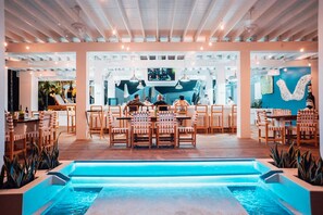 Déjeuner, dîner et brunch servis sur place, vue sur la plage