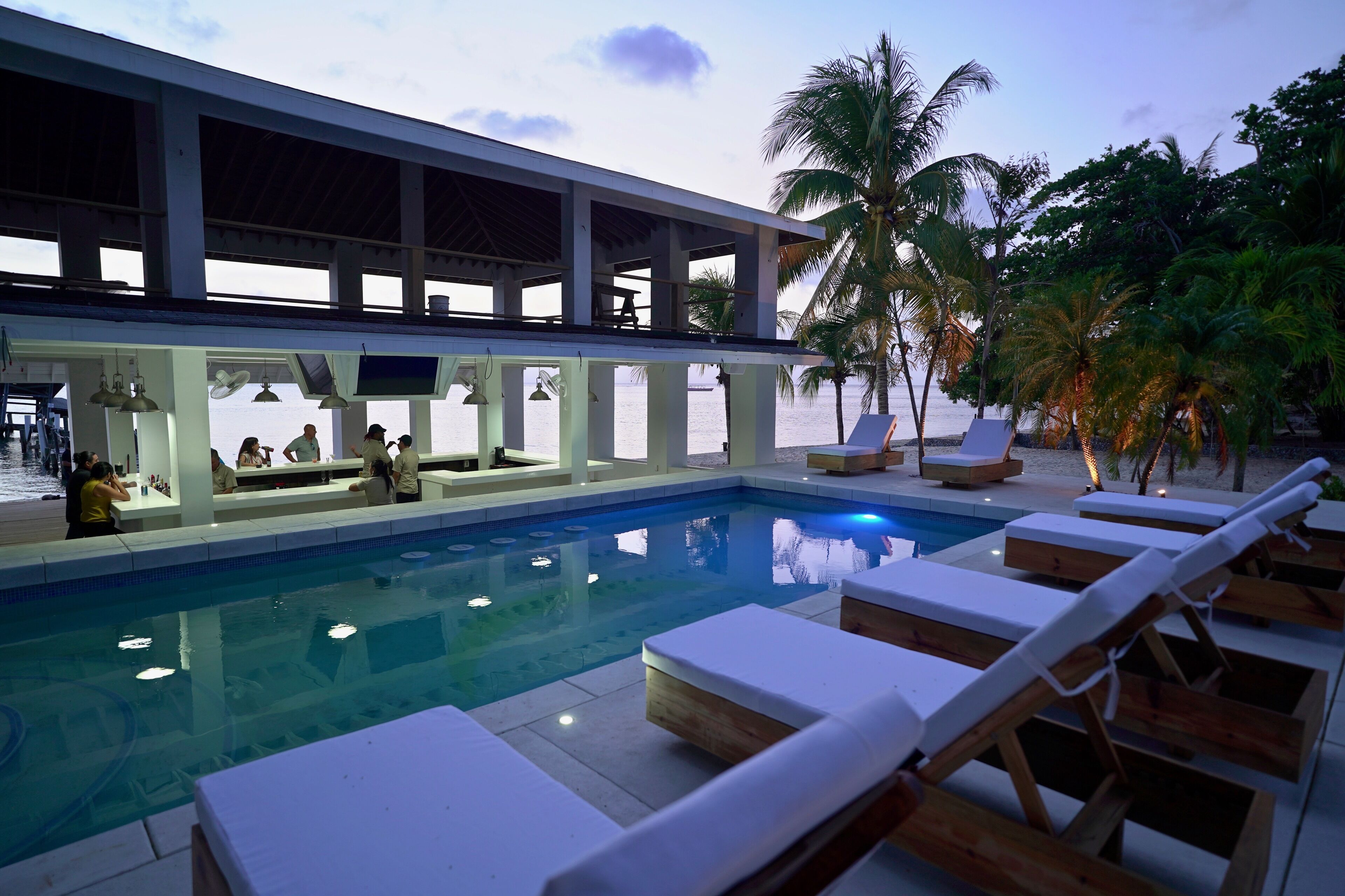 室外游泳池，日光浴躺椅