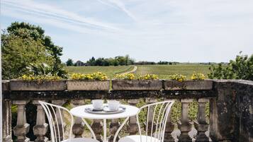 Suite, baño en la habitación (Suite Mr Réal) | Vista desde la propiedad