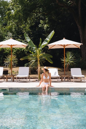 Outdoor pool, pool loungers - Le Château Réal (Saint-Seurin-de-Cadourne)