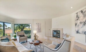 Älytelevisio, takka, työhuone