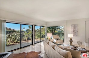 Smart TV, fireplace, offices