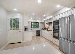 Jääkaappi, mikroaaltouuni, uuni, liesi