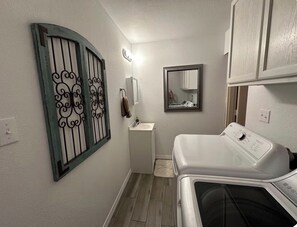 Douche, baignoire à jets, serviettes fournies, savon