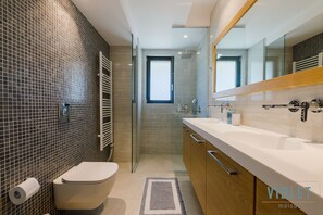 Badkar, bubbelbadkar, hårtork och handdukar