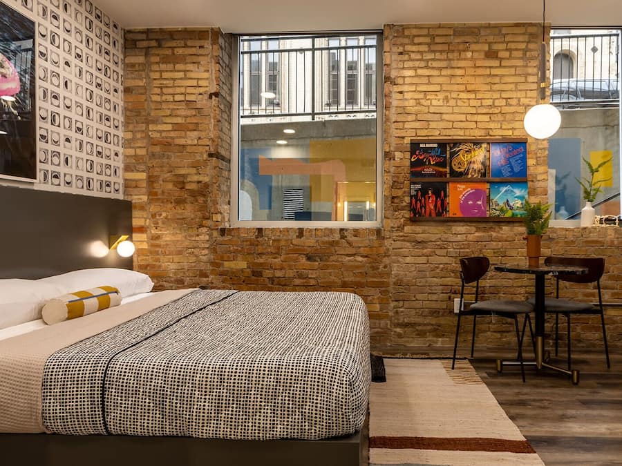 Premium-sengetøj, senge med topmadrasser, pengeskab på værelset