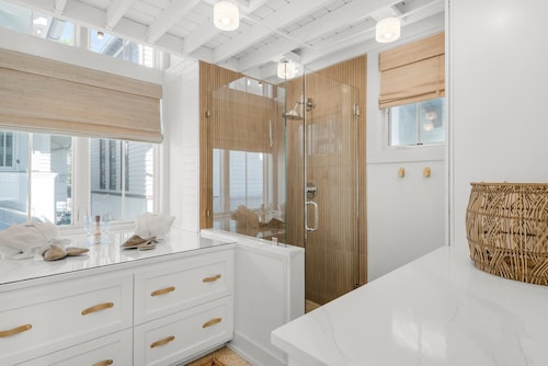 PRIVATE BEACH/POOL ACCESS-Charming Pied-a-Terre-Sophisticated Charm-2 Adults