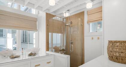 PRIVATE BEACH/POOL ACCESS-Charming Pied-a-Terre-Sophisticated Charm-2 Adults