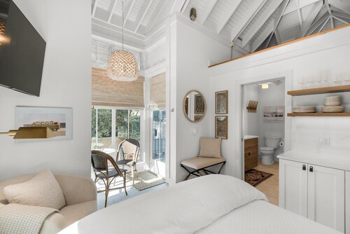 PRIVATE BEACH/POOL ACCESS-Charming Pied-a-Terre-Sophisticated Charm-2 Adults