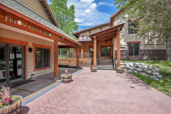 A building with a sign reading "TETON CREEK RESORT".