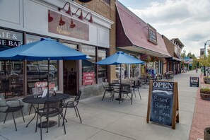 Outdoor dining - Recreation Headquarters! National Parks! Hot Tubs & Gym! On Teton Creek! Clean! (Driggs)