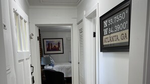 Un couloir avec une plaque encadrée indiquant que l’on se trouve à Atlanta, en Géorgie.