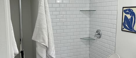 Een douche, een haardroger, handdoeken, zeep