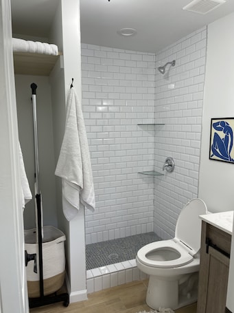 シャワー、ヘアドライヤー、タオル、石鹸. Pet-friendly City Cottage near Ponce City Market and Piedmont Park