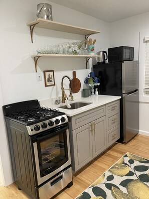 Kühlschrank, Mikrowelle, Ofen, Herdplatte