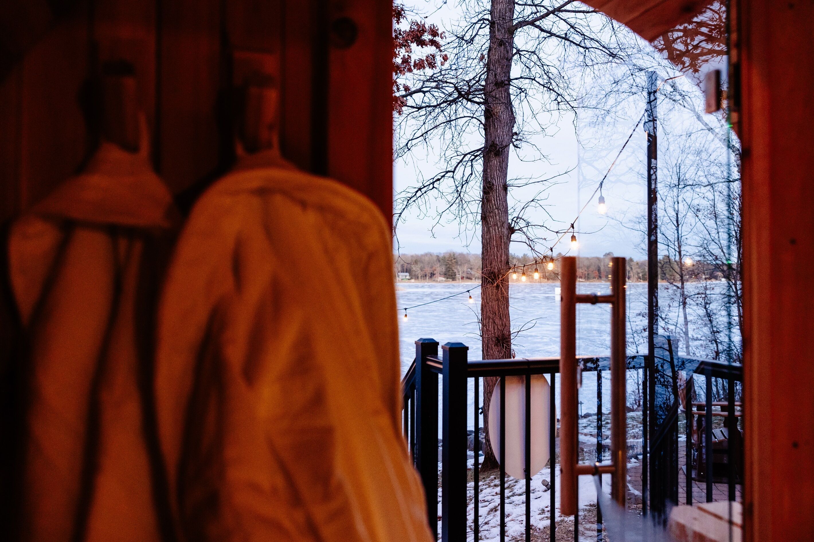 Une cabane en bois avec vue sur une rivière et des arbres.