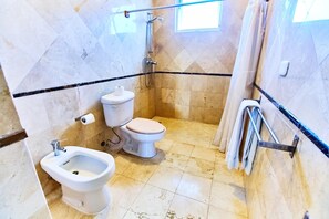 Doccia, asciugacapelli, bidet, asciugamani