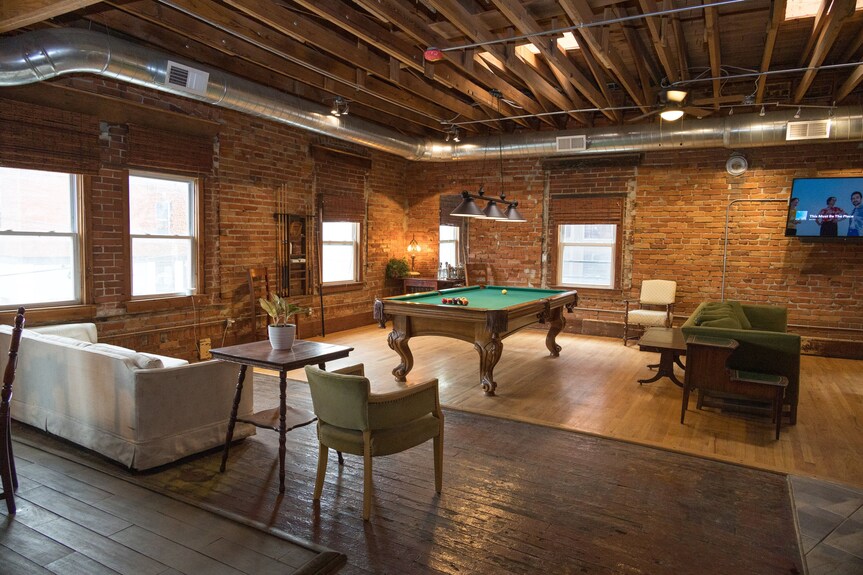 Art Alley Attic Spacious Loft Near Breweries, Distilleries, Bars In Crossroads - Liberty, MO