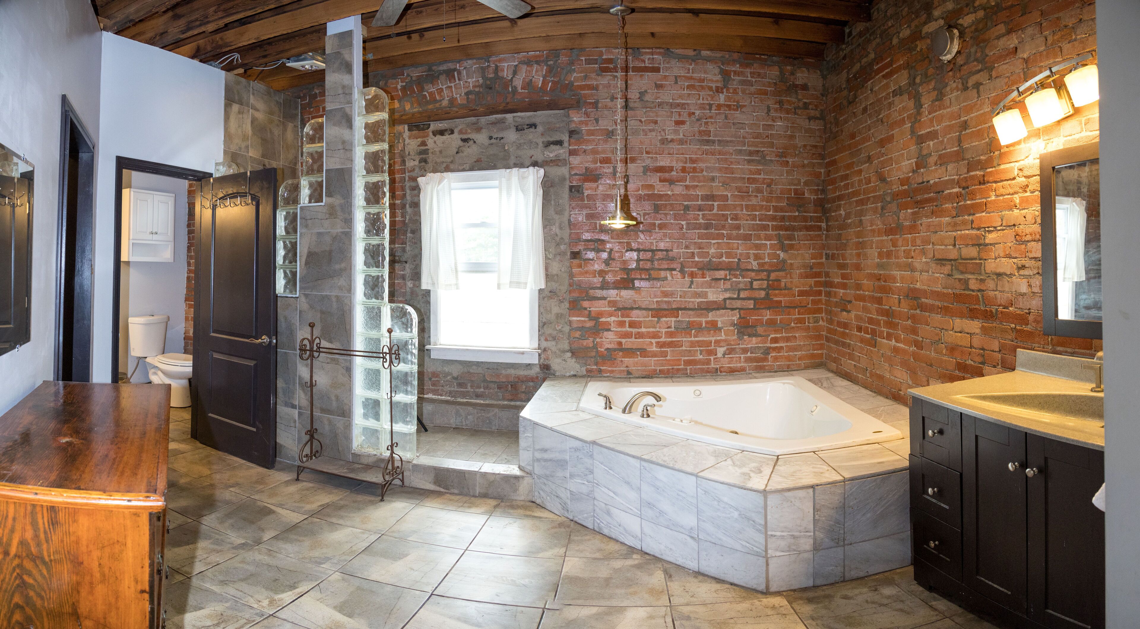 Badewanne, Whirlpool, Haartrockner, Handtücher