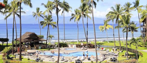 Een buitenzwembad en een verwarmd zwembad