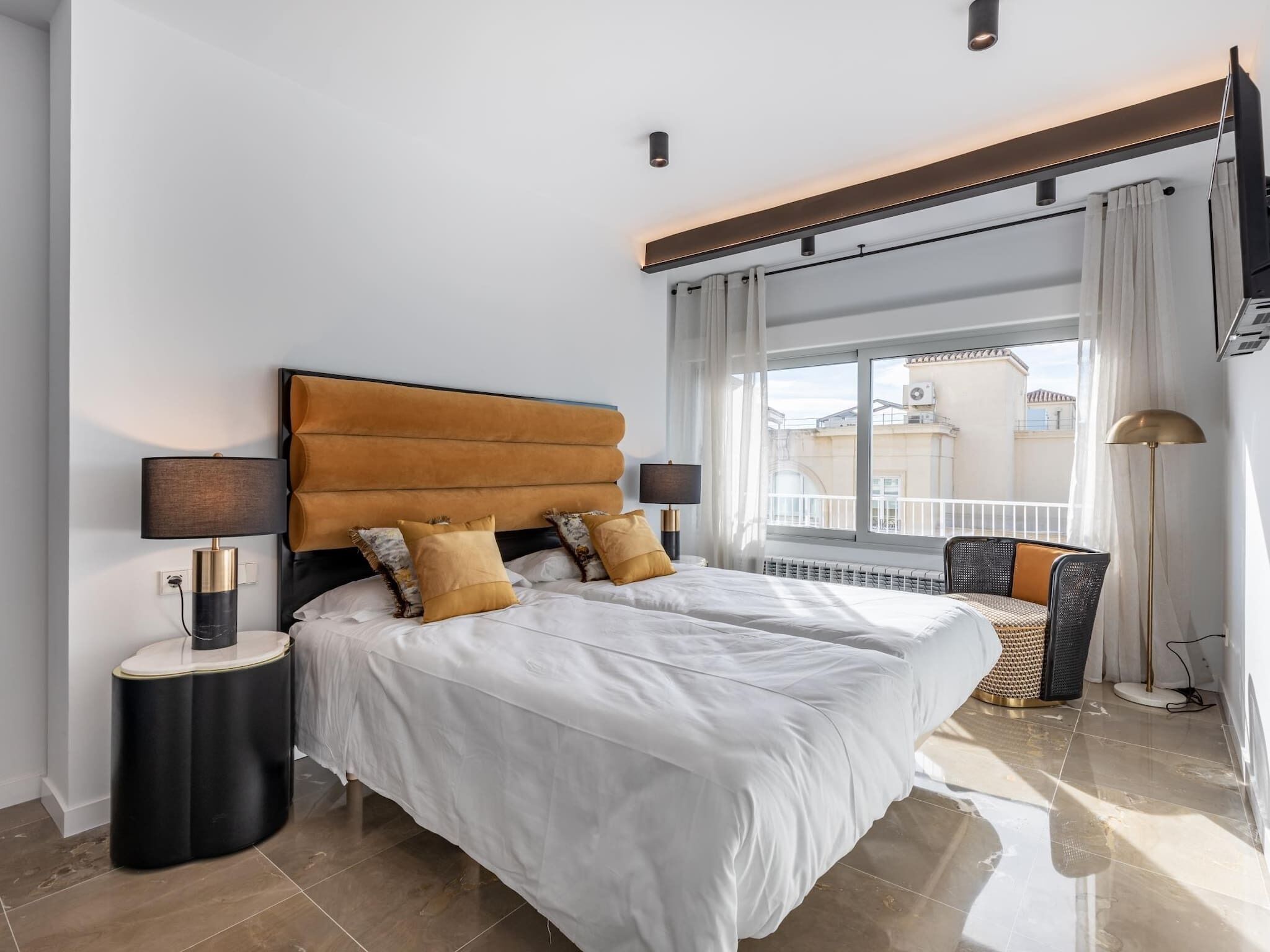 2 slaapkamers, een strijkplank/strijkijzer, reisbedje, gratis wifi